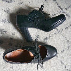 Clark's Leather Heels Size 7